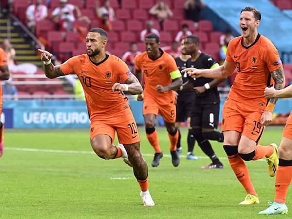 Tin bóng sáng 17/11: Hà Lan giành vé tới World Cup 2022