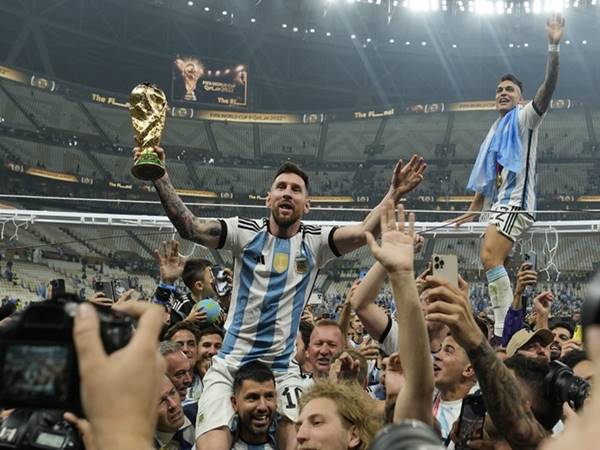 Tin bóng đá sáng ngày 22/12: Messi là VĐV vĩ đại nhất lịch sử